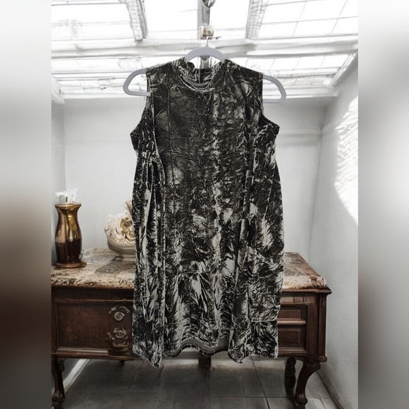 Coco + Carmen L/XL Crushed Velvet Green Mini - Picture 2 of 4